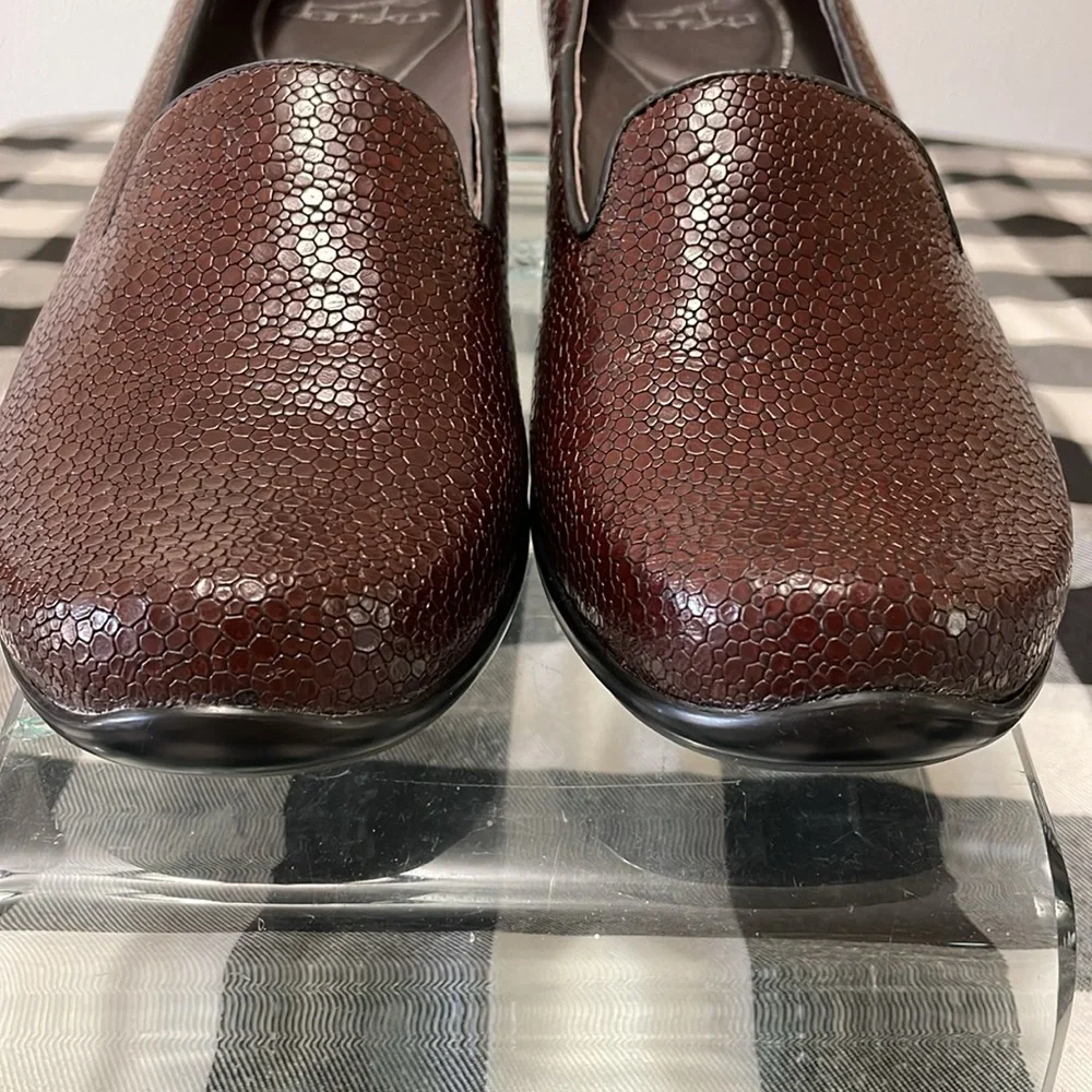 Dansko Olivia Pebbled Leather Slip on Loafer Shoes Size 38/ US 7.5-8 Brown Red